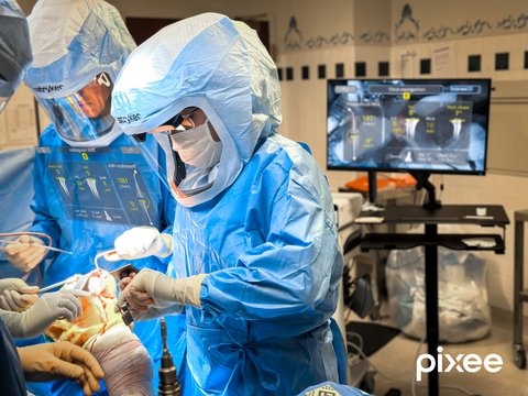 Dr. Safa S. Kassab Performs First U.S. Total Knee Replacement Using Pixee Medical’s Knee+ NexSight AR Glasses